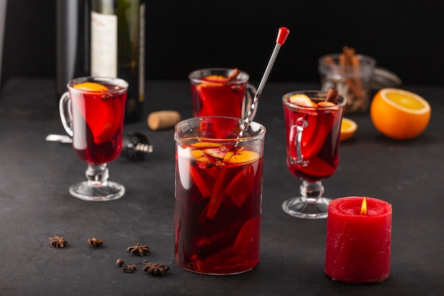 Vinho quente alcoólico com frutas e especiarias bebida alcoólica tradicional para o Natal