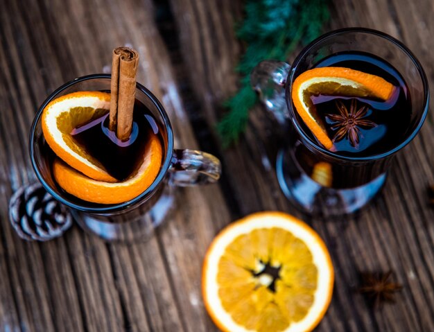 Vinho quente bebida de Natal na mesa de madeira