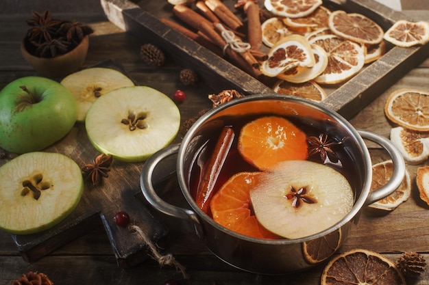 Vinho quente caseiro com maçã laranja e especiarias em caçarola de alumínio