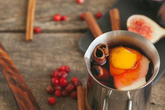 Vinho quente com bebida quente com frutas e especiarias