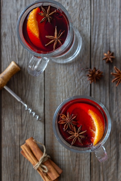 Vinho quente com canela e laranja. Bebida quente. Inverno. Receita.