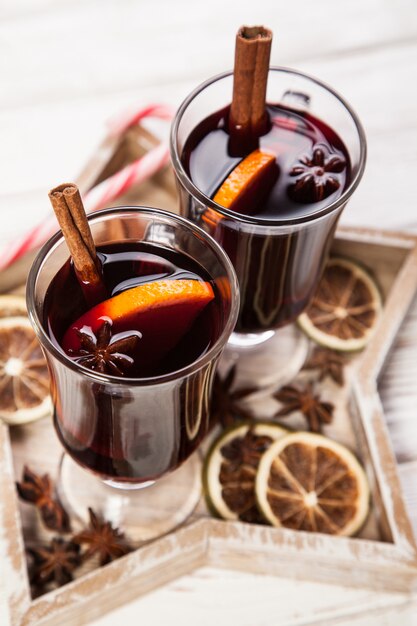 Foto vinho quente com canela e laranja