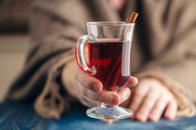 Vinho quente com especiarias caseiro na mão, vinho quente