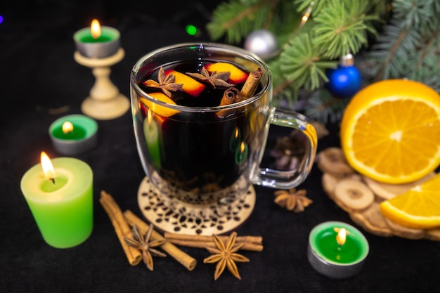 Vinho quente com especiarias com vinho tinto, laranja, canela em pau e anis estrelado.