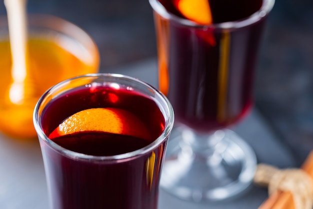 Vinho quente com especiarias e laranja em canecas de vidro