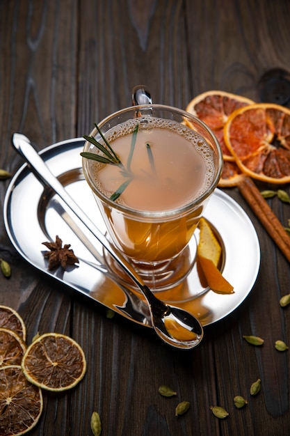 Foto vinho quente com especiarias em mesa de madeira