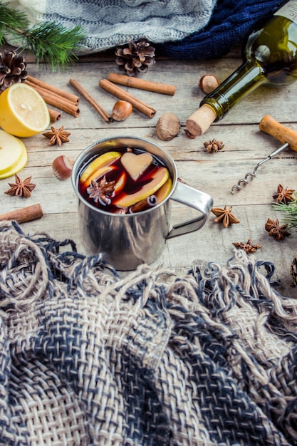 Vinho quente Com especiarias Foco seletivo Natal