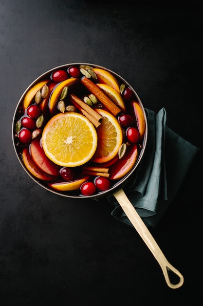 Foto vinho quente com frutas em panela