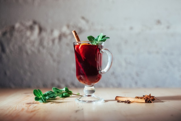 Vinho quente com uma fatia de especiarias laranja.