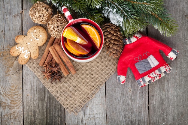 Vinho quente de natal com abeto e decoração