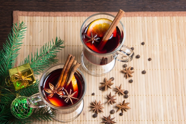 Vinho quente de natal com canela e laranja.