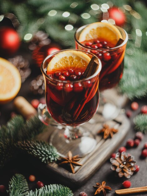 Vinho quente de Natal com especiarias e laranjas Bebida tradicional para o Natal
