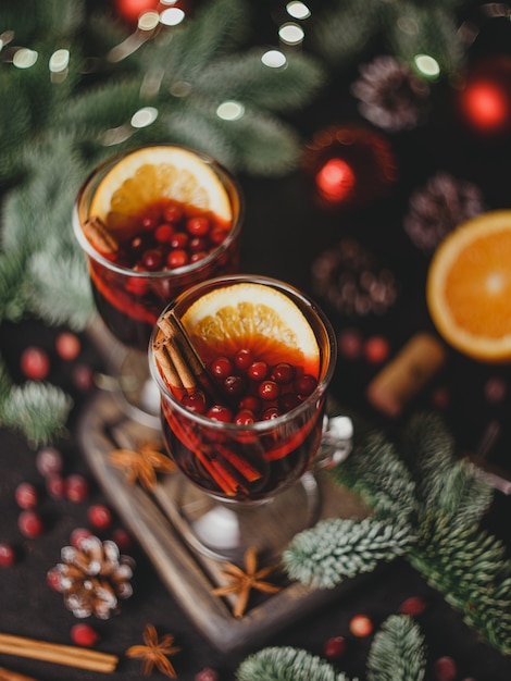 Vinho quente de Natal com especiarias e laranjas Bebida tradicional para o Natal