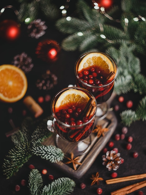 Vinho quente de natal com especiarias e laranjas