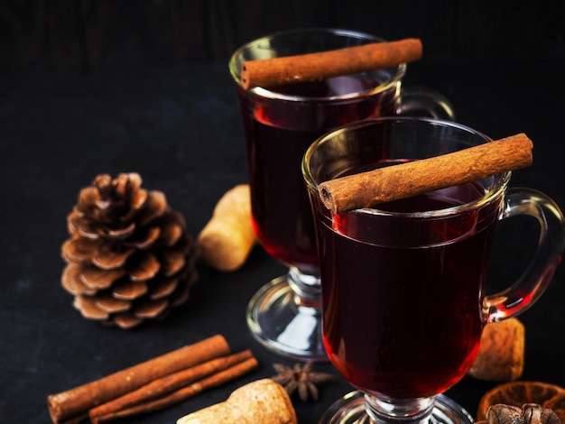 Vinho quente de Natal, com laranjas e especiarias