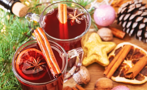 Vinho quente de natal. feliz natal. copo de vinho quente com canela e anis, vista de cima. foco seletivo. feriado