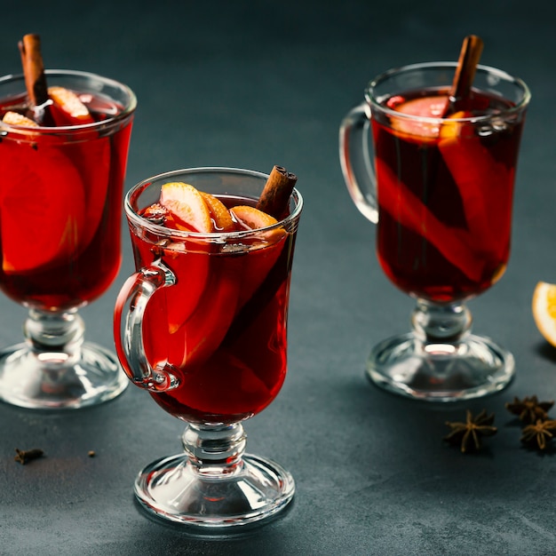 Vinho quente em taças. Bebida de Natal.