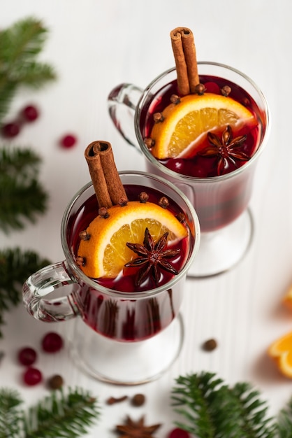 Foto vinho quente em taças em um fundo branco