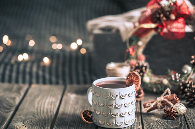 vinho quente em um copo em uma mesa de madeira