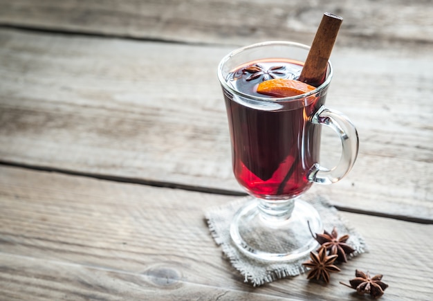 Vinho quente na mesa de madeira