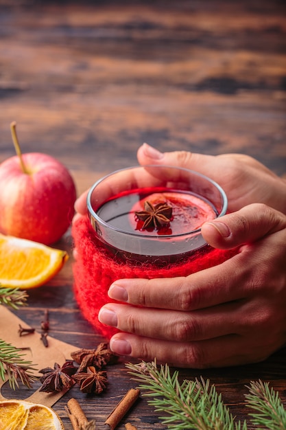 Vinho quente na mulher mãos aconchegante conceito casa ingredientes inverno esporte óculos luvas de esqui