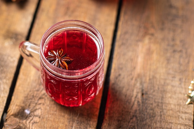 Vinho quente Natal comemorar ano novo especiarias suco anis estrelado canela aconchegante fresco quente aquecimento