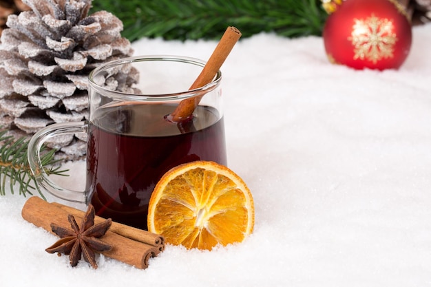 Vinho quente no Natal em bebida alcoólica de inverno com neve e copyspace