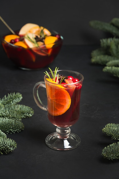 Vinho quente quente de Natal na mesa preta