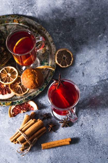 vinho quente um delicioso feriado com especiarias de canela laranja e anis estrelado. Bebida quente tradicional