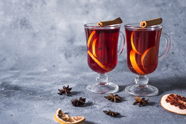 Vinho quente um delicioso feriado com especiarias de canela laranja e anis estrelado. bebida quente tradicional