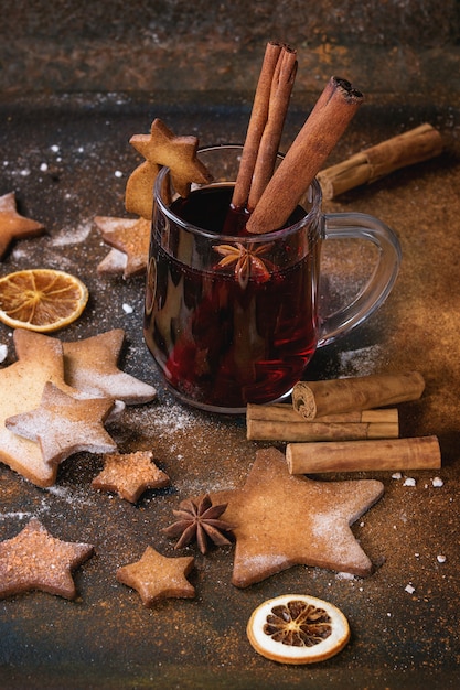 Vinho quente vermelho quente com biscoitos