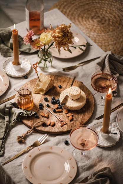 Foto vinho rosé e aperitivos para uma mesa de jantar romântica festiva