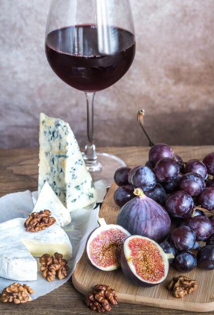 Vinho tinto com camembert, figos e uvas