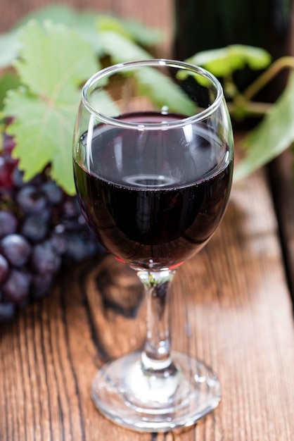 Vinho tinto com uvas frescas