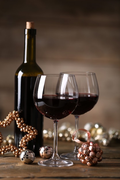 Vinho tinto e enfeites de Natal na mesa de madeira na superfície de madeira