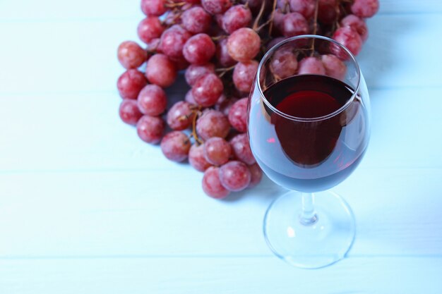 Vinho tinto e uvas na vista de cima da mesa