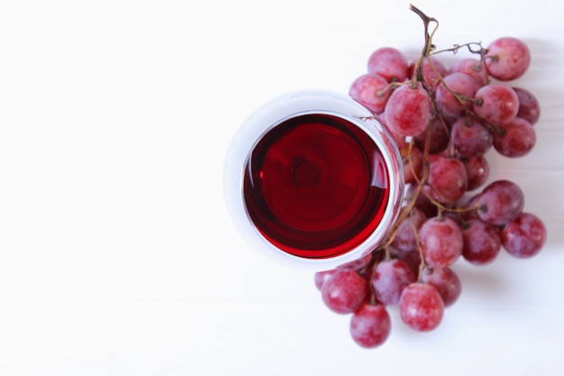 Vinho tinto e uvas na vista de cima da mesa