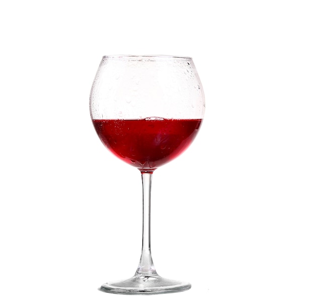 Vinho tinto em copo isolado no branco