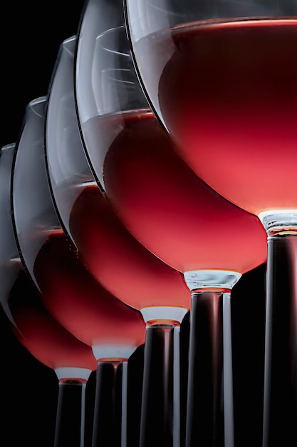 Vinho tinto em copos Detalhes elegantes abstração de celebração de evento de sommelier de vinho para o design e decoração de um departamento de loja de vinhos ou site
