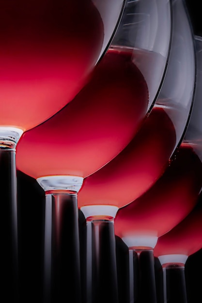 Vinho tinto em copos Detalhes elegantes vinho sommelier celebração do evento conceito de design escuro