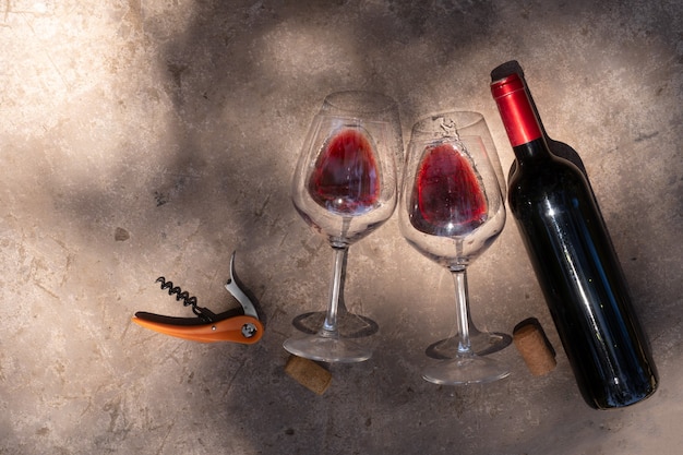 Vinho tinto em taças e garrafa, vista de cima