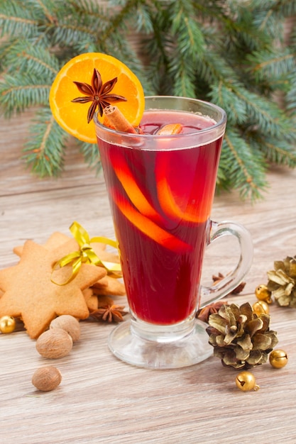 Vinho tinto quente com molho de árvore de natal