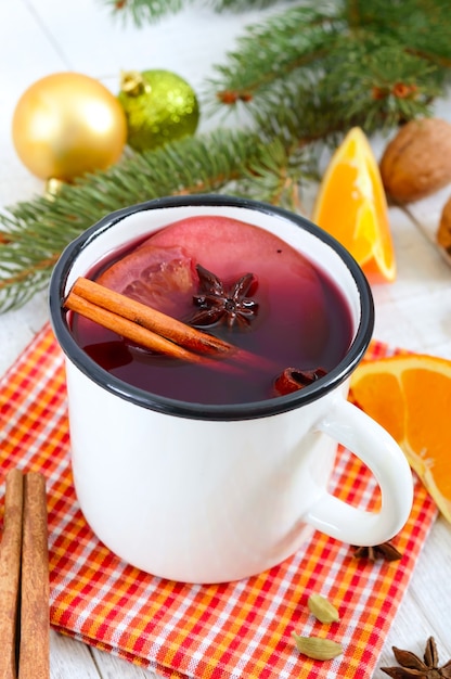 Vinho tinto quente de Natal com especiarias