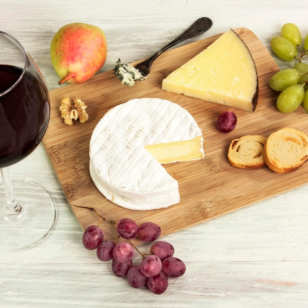 Vinho vermelho e selecção de queijos com uvas
