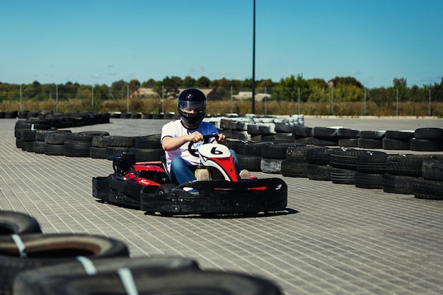 VinnitsaUcraniaAgosto 242016Go Kart Racer al aire libre con cielo azul con pilotos desconocidos compitiendo