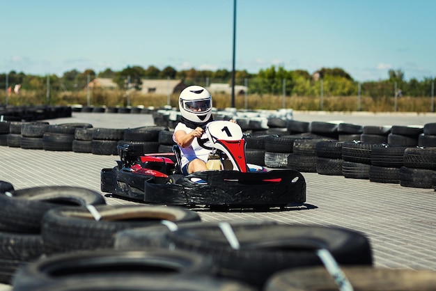 Foto vinnitsaucrâniaagosto 242016go kart racer ao ar livre com céu azul com pilotos desconhecidos competindo