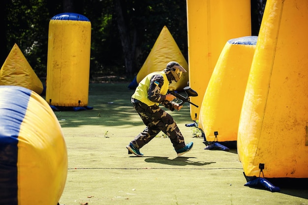 VinnitsaUkraine August 222016Junger Mann Paintballerin Schutzuniform und Maske im extremen Prozess des Paintballspiels