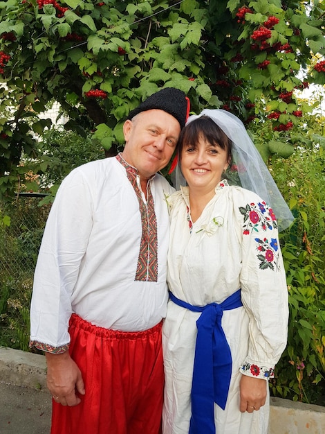 Vinnytsia Ucrania 1 de mayo de 2022 matrimonio ucraniano con ropa tradicional celebran 25 años de matrimonio