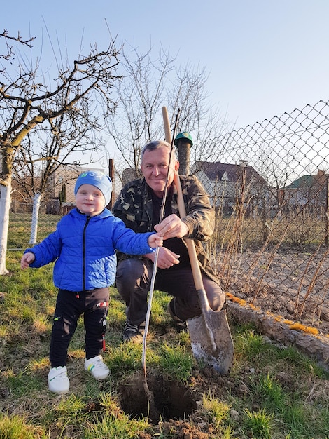 Vinnytsia Ucrania 1 de mayo de 2022 Un niño pequeño con su abuelo en el jardín