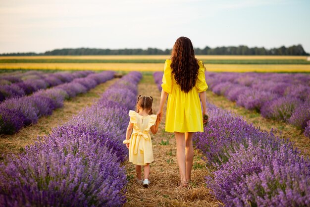 Vinnytsia Ucrania 15 de julio de 2022 una madre y su hija caminan por un campo de lavanda al atardecer